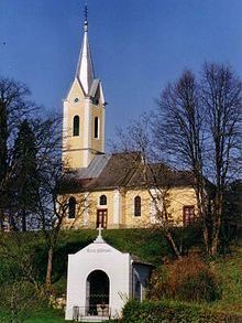 Lourdes-Grotte und Wallfahrtskirche in Helfbrunn