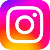 Das Instagram-Logo, mit einem weißen Quadrat und einer weißen Kamera-Symbol im Inneren, auf einem lebhaften, mehrfarbigen Hintergrund dargestellt.