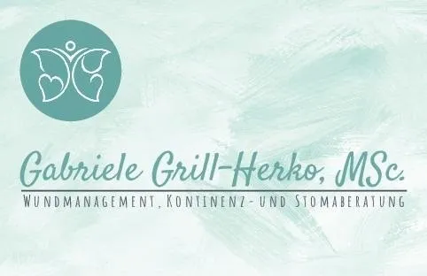 Ein Logo für Gabriele Grill-Herko, MSc, das Wundmanagement, Kontinenz- und Stomaberatung anbietet, mit einem Schmetterlingssymbol.