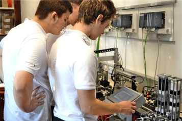 Die Würfelmontageanlage ist eine Übungsstation in der Automation-Ausbildung.