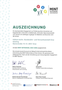Das Bild ist ein Zertifikat für das Engagement in innovativer Lehre von Mathematik, Informatik, Naturwissenschaften und Technik mit zahlreichen Vorteilen für Mädchen und Jungen. Es wird von der Bundeslehr- und Versuchsanstalt in Graz verliehen. Das Zertifikat wird erneuert und dient als Abzeichen für die kontinuierliche Weiterentwicklung des MINT-Unterrichts an der Schule. Es gratuliert dem Team und der Schulleitung zum herausragenden Engagement im MINT-Bereich.