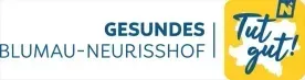 Ein Logo für Gesundes Blumau-Neurisshof mit gelbem Hintergrund und weißer Schrift. Es enthält den Satz 'Tut gut' in Grün unter dem Haupttext.