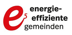 Das Bild zeigt das Logo für 'energie-effiziente gemeinden'. Das Logo enthält ein stilisiertes 'e' mit einer Fünf darin, was Energieeffizienz und Gemeinden repräsentiert.