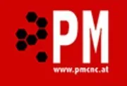 Rotes Logo mit weißen Buchstaben PM auf der linken Seite und schwarzen sechseckigen Formen. Darunter befindet sich die Website www.pmcnc.at.