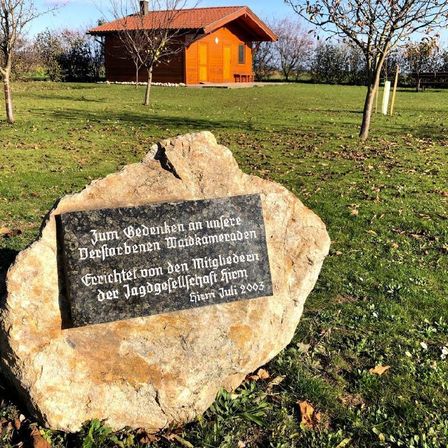 Bild enthält, Building, Outdoors, Shelter, Gravestone, Tomb, Housing, Grass, Plant, Nature, House