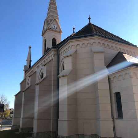 Bild enthält, Arch, Architecture, Gothic Arch, Building, Spire, Tower