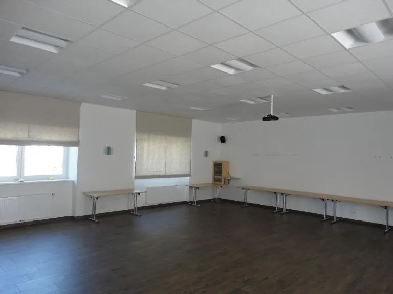 Floor, Indoors, Electronics, Speaker, Flooring, Interior Design, Desk, Table, People, Classroom