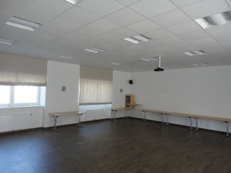 Floor, Indoors, Electronics, Speaker, Flooring, Interior Design, Desk, Table, People, Classroom