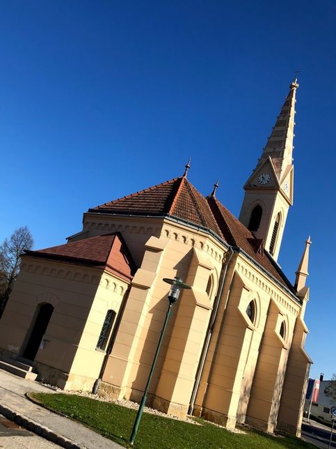 Bild enthält, Arch, Architecture, Gothic Arch, Building, Spire, Tower