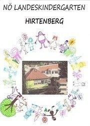 Die Titelseite zeigt eine Zeichnung von Kindern, die Händchen haltend um ein Haus mit einem braunen Dach herumstehen. Der Text oben lautet 'No Landeskindergarten Hirtenberg'. Das Bild des Hauses ist in Schwarz-Weiß gehalten.