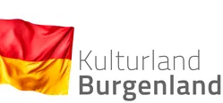Das Bild zeigt das Logo für Kulturla Burgen mit einer Flagge in den Farben Rot, Gelb und Schwarz.