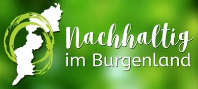 Ein grüner Hintergrund mit einer weißen Karte von Burgenland, Österreich, und dem Text 'Nachhaltig im Burgenland' in weißer kursiver Schrift.