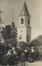 Ein Schwarz-Weiß-Foto einer Kirche mit einer Menschenmenge vor ihr.