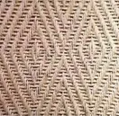 Ein Nahaufnahme von einem gewebten Stoff mit einem Chevron-Muster. Der Stoff besteht aus hellen Fasern, möglicherweise Stroh oder Bambus.