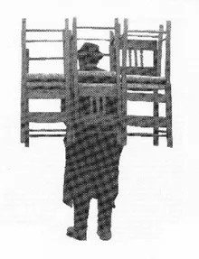 Eine Person, die einen Stapel Stühle auf dem Rücken trägt.