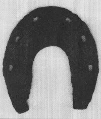 Ein schwarzer Hufeisen mit vier Löchern für Nägel auf weißem Hintergrund. Das Hufeisen hat eine abgerundete Form.