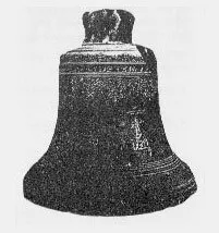 Ein Schwarz-Weiß-Bild einer großen Glocke mit komplizierten Mustern auf ihrer Oberfläche. Die Glocke ist auf einem weißen Hintergrund montiert.