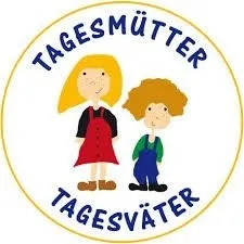 Ein kreisförmiges Logo zeigt zwei Kinder, ein Mädchen in einem roten Kleid und einen Jungen in grüner Latzhose, die zusammenstehend lächeln. Der Text 'TAGESMUTTER TAGESVATE' ist in Blau geschrieben.