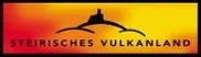 Ein lebhaftes Logo mit einer Vulkansilhouette vor einem Farbverlauf von Rot und Gelb. Der Text 'Steirisches Vulkanland' ist in fetten, dunklen Buchstaben geschrieben.