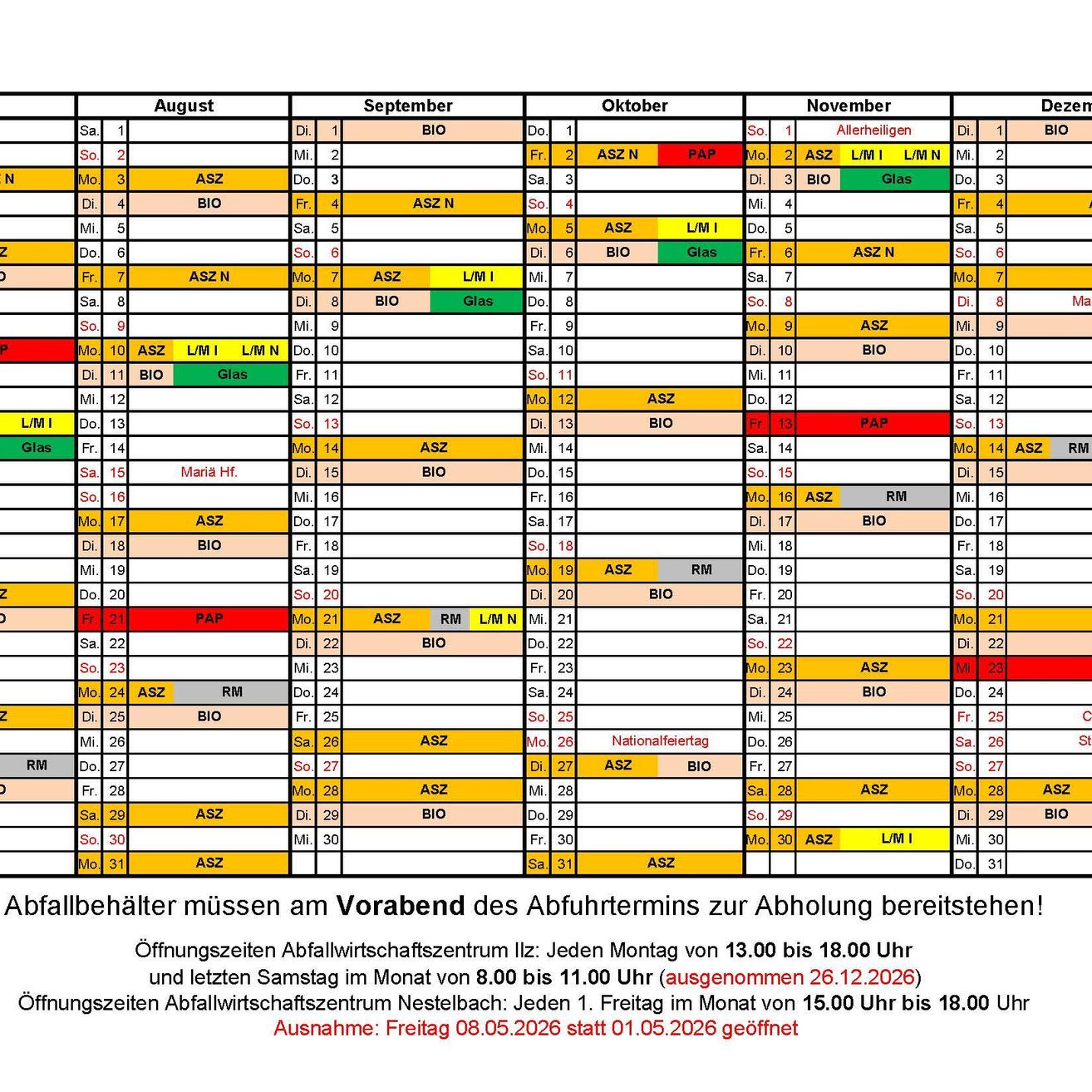 Der Zeitplan zeigt die Termine für die Abfallsammlung von August bis Dezember. Jeder Tag ist mit einem Farbcode und einer Kategorie wie 'BIO' oder 'RM' versehen. Die Öffnungszeiten des Abfallzentrums sind aufgelistet. Ausnahmen gelten an bestimmten Tagen.