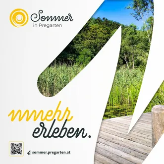 Ein Bild mit einem QR-Code, einem Website-Link und den Worten 'Sommer in Pregarten', einer Holzterrasse und einem Wald mit einem See.