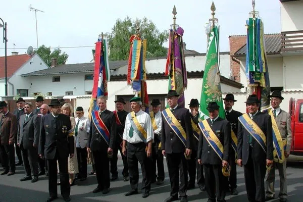 People, Person, Adult, Male, Man, Coat, Marching, Suit, Hat, Housing