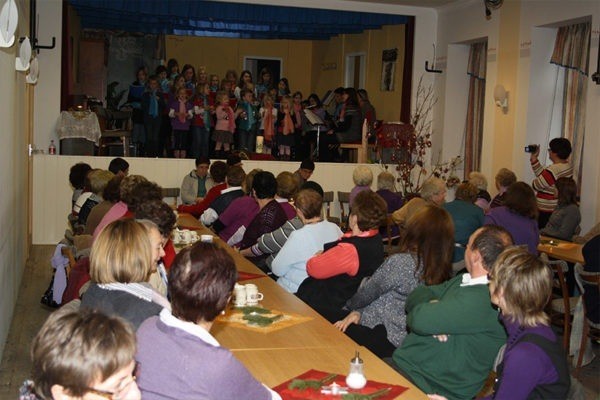 People, Person, Cafeteria, Restaurant, Adult, Female, Woman, Child, Girl, Crowd