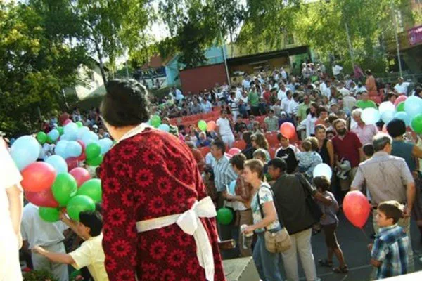 People, Person, Balloon, Adult, Male, Man, Handbag, Face, Head, Crowd
