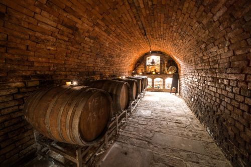 Bild enthält, Architecture, Building, Alcohol, Beverage, Liquor, Wine, Wine Cellar