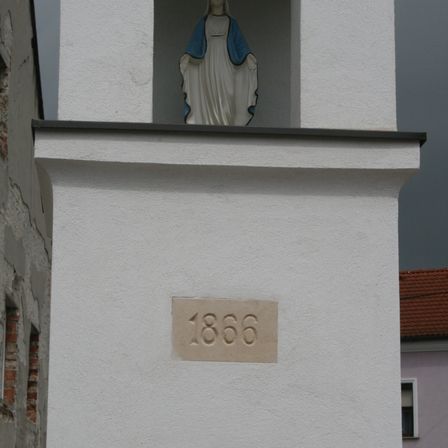 Bild enthält, Building, Monastery, Adult, Female, Person, Woman, Clock Tower, Cross, Face, Monument