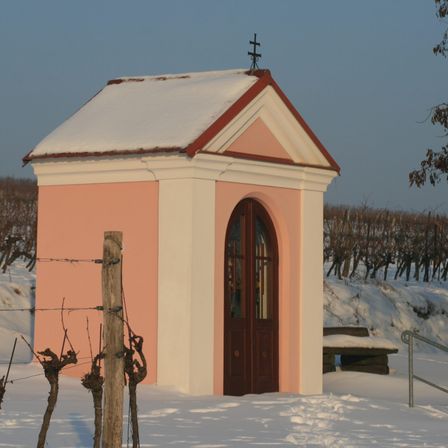 Bild enthält, Architecture, Building, Outdoors, Shelter, Cross, Symbol, Hut, Nature, Rural, Housing