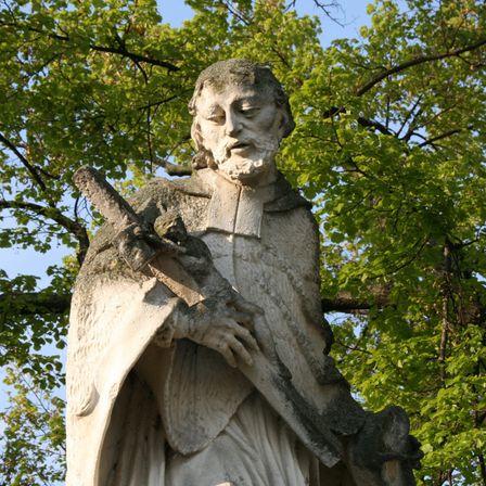 Bild enthält, Plant, Tree, Monastery, Tree Trunk, Person, Art, Monument, Face, Head, Sculpture