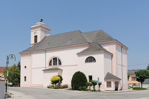 Bild enthält, Architecture, Clock Tower, Tower, House, Housing, Villa, Car, Vehicle, Arch, Gothic Arch