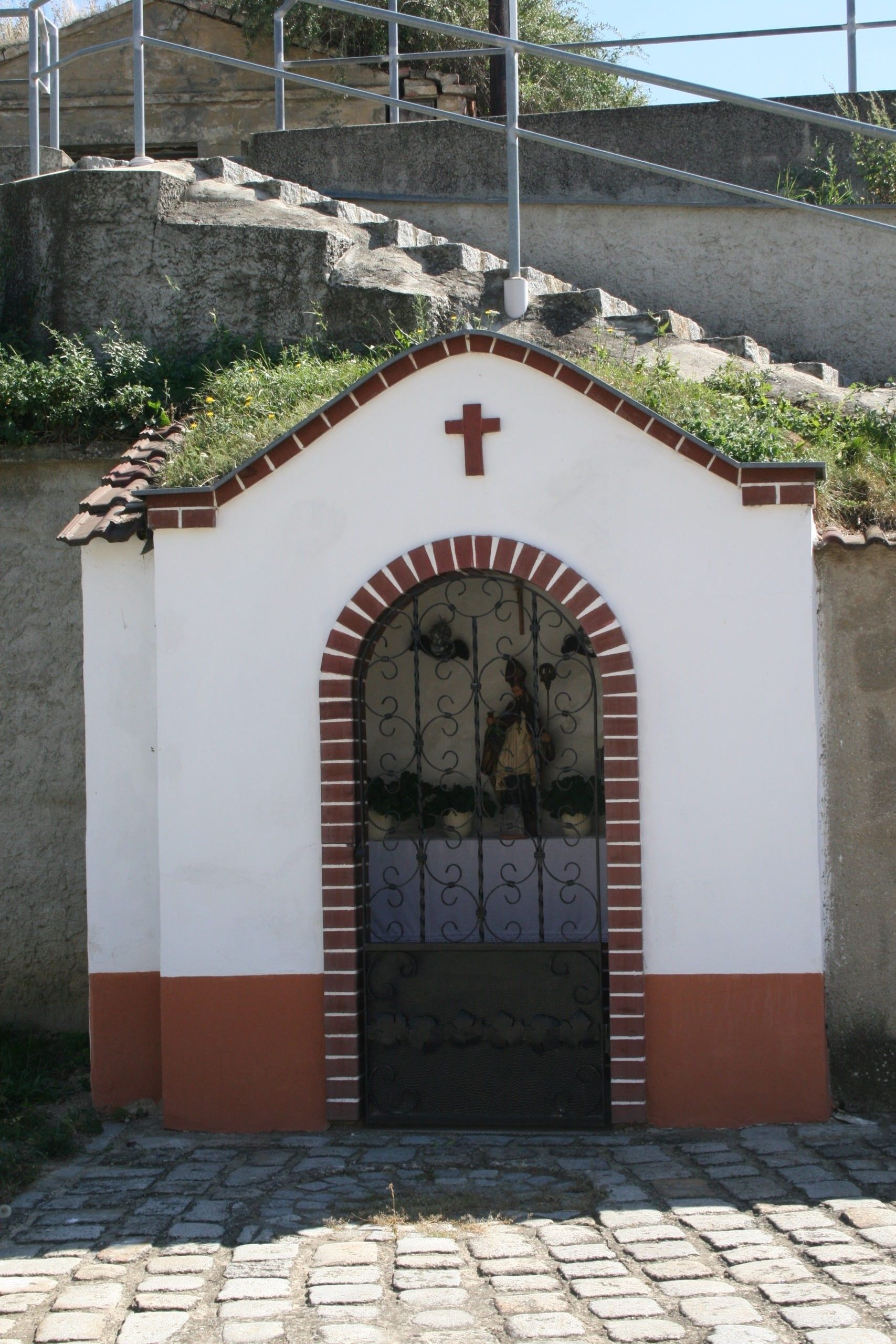Bild enthält, Path, Walkway, Flagstone, Arch, Gothic Arch, Door, Cross, Symbol, Monastery, Person