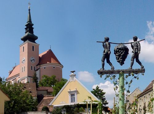 Bild enthält, Clock Tower, Tower, Spire, Adult, Male, Man, Person, Monastery, Bell Tower, Housing