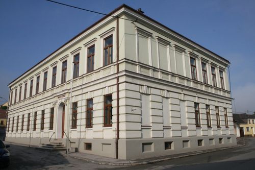 Bild enthält, Corner, Building, Office Building, City, Urban, Road, Street, Car, Housing, Monastery