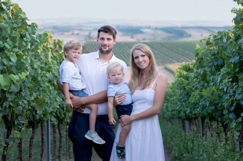 Bild enthält, Nature, Outdoors, Countryside, Rural, Farm, Vineyard, Alcohol, Person, Wine Tour, Woman