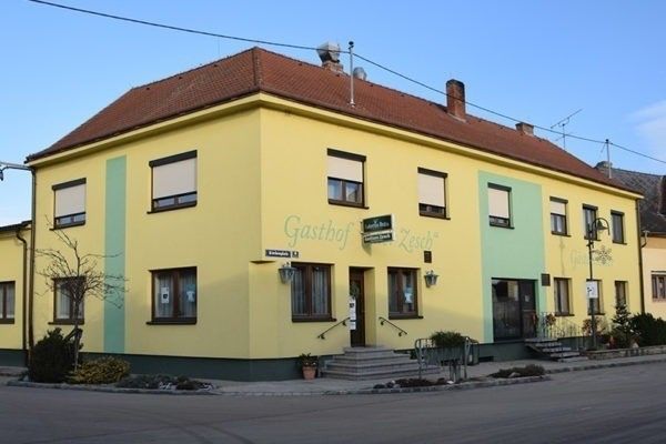 Bild enthält, Architecture, Building, Housing, House, City, Plant, Row House, Lamp, Hotel