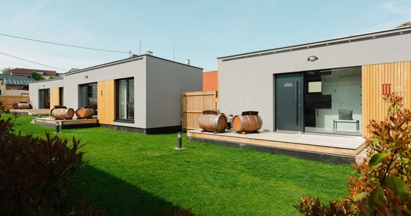 Bild enthält, Grass, Interior Design, Lawn, Building, House, Housing, Villa, Backyard, Outdoors, Door