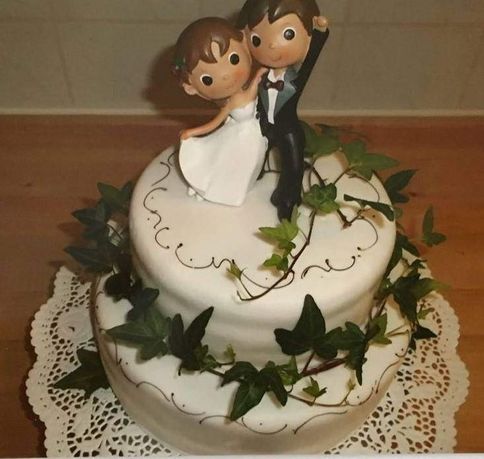 Bild enthält, Cake, Dessert, Food, Doll, Birthday Cake, Cream, Face, Head, Wedding, Wedding Cake
