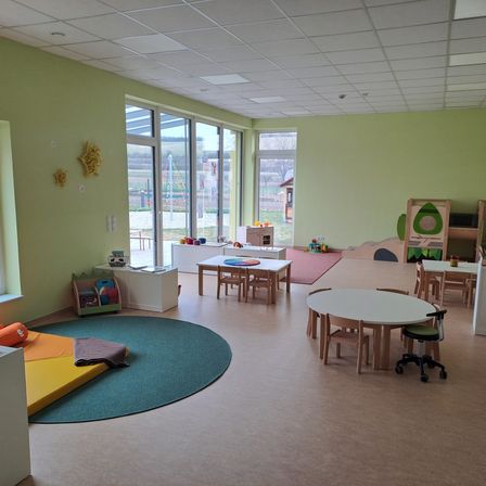 Bild enthält, Floor, Flooring, Chair, Furniture, Architecture, Building, Table, Home Decor, Indoors, School