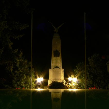 Bild enthält, Flare, Light, Lighting, Building, Monument, Night, Bird, Clock Tower, Pillar, Obelisk