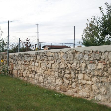 Bild enthält, Architecture, Building, Wall, Stone Wall, Person, Rubble