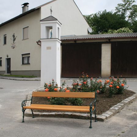 Bild enthält, Bench, Furniture, City, Road, Street, Urban, Neighborhood, Person, Plant, Housing