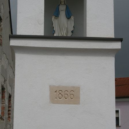 Bild enthält, Building, Monastery, Adult, Female, Person, Woman, Clock Tower, Cross, Face, Monument