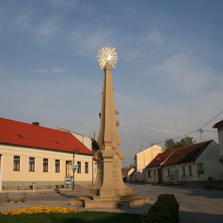 Bild enthält, Neighborhood, Building, Monument, Housing, Clock Tower, Spire, Cross, Wheel, City, House