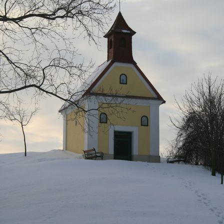 Bild enthält, Spire, Outdoors, Shelter, Tree, Bell Tower, Clock Tower, Nature, Monastery, Bench, Fir