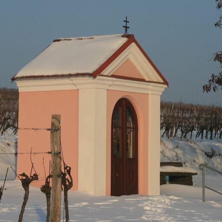 Bild enthält, Architecture, Building, Outdoors, Shelter, Cross, Symbol, Hut, Nature, Rural, Housing