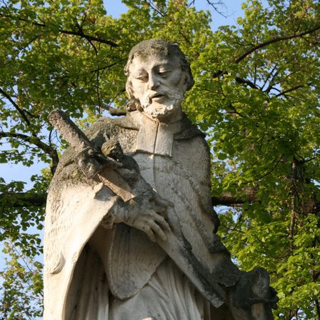 Bild enthält, Plant, Tree, Monastery, Tree Trunk, Person, Art, Monument, Face, Head, Sculpture