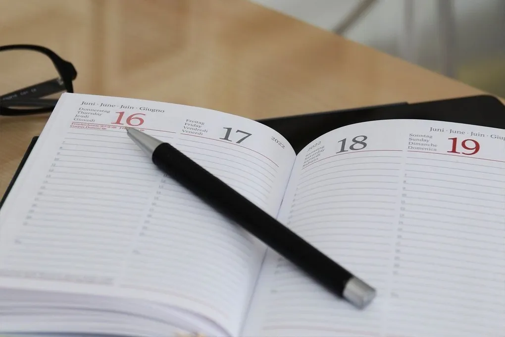 Abschnittsbild: Ein offener Kalender mit den Daten vom 16., 17., 18. und 19. Juni. Der Kalender zeigt die Wochentage, einschließlich Sonntag, Montag und Freitag. Die Seiten haben leere Bereiche für Notizen.